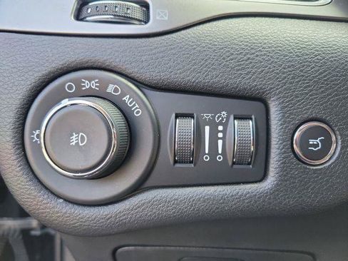 Used 2019 Jeep Cherokee Limited FWD image 21
