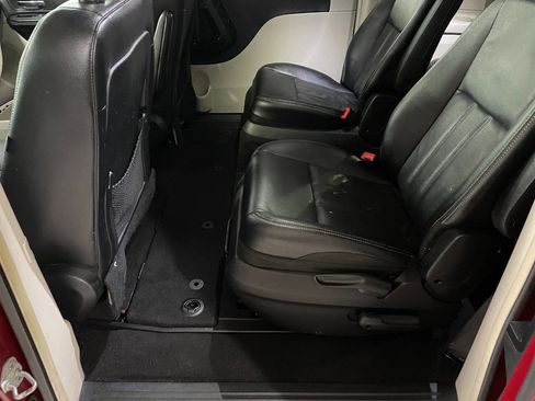 Used 2015 Chrysler Town & Country Touring-L w/ Driver Convenience Group image 18