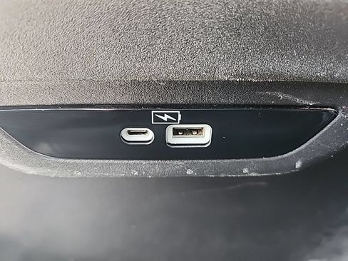 Used 2023 Chrysler Pacifica Touring-L FWD image 5