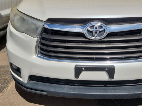 Used 2016 Toyota Highlander XLE FWD image 3