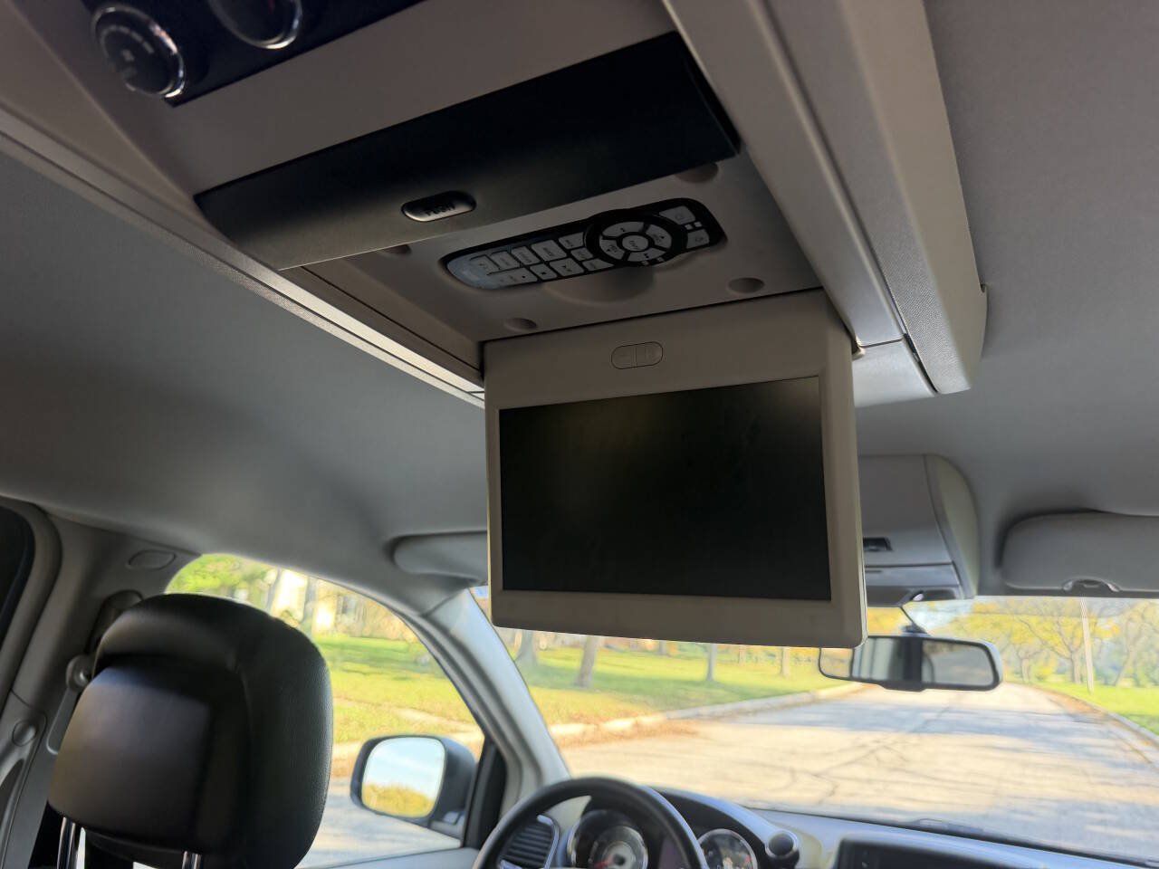 Used 2012 Chrysler Town & Country Touring w/ Entertainment Group #1 FWD image 18