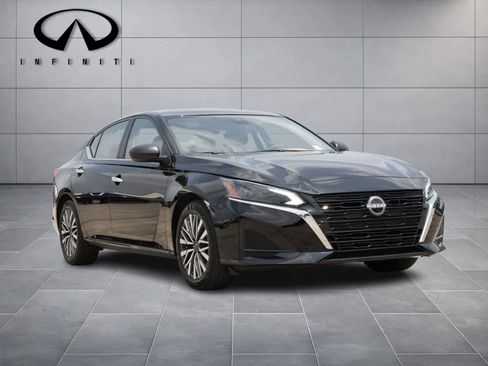 Used 2025 Nissan Altima 2.5 SV FWD image 3
