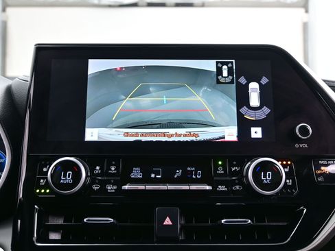 Used 2025 Toyota Highlander Limited AWD/4WD image 20