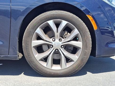 Used 2019 Chrysler Pacifica Limited w/ Tire & Wheel Group FWD image 8