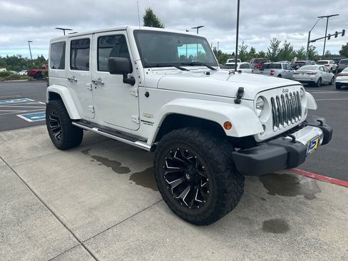 Used 2014 Jeep Wrangler Unlimited Sahara w/ Connectivity Group AWD/4WD image 6