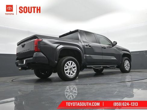 Used 2025 Toyota Tacoma SR5 AWD/4WD image 34