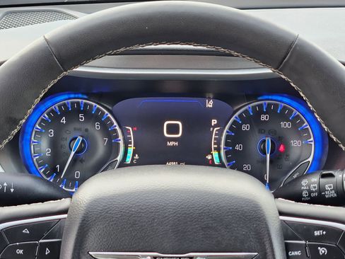 Used 2024 Chrysler Pacifica Touring-L image 16