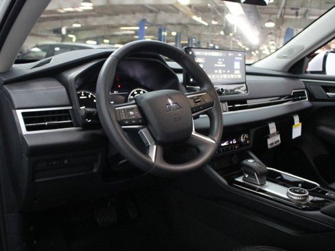 New 2026 Mitsubishi Outlander ES image 5