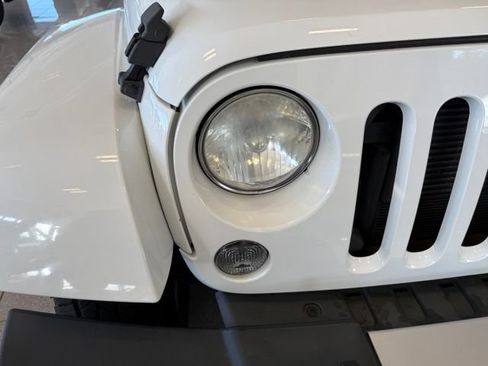 Used 2014 Jeep Wrangler Unlimited Sahara w/ Connectivity Group AWD/4WD image 9