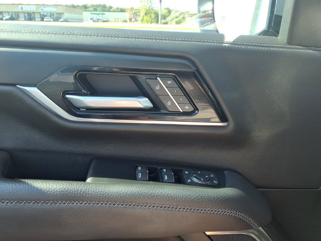 Used 2025 GMC Yukon Denali AWD/4WD image 13