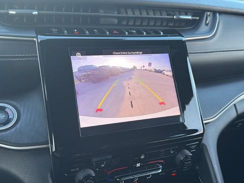 Used 2023 Jeep Grand Cherokee Altitude RWD image 21