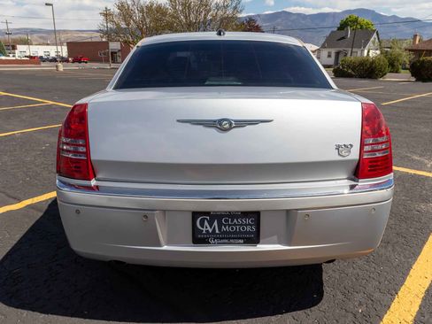 Used 2005 Chrysler 300 C w/ Navigation & Sound Group II RWD image 5