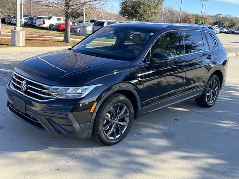 Certified 2024 Volkswagen Tiguan SE image 5