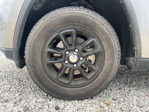 Used 2020 Jeep Grand Cherokee Laredo image 7