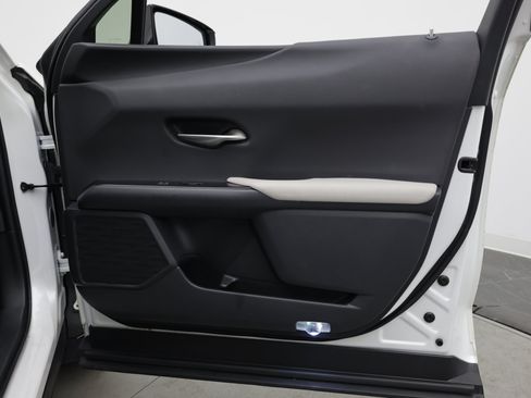 Used 2022 Lexus UX 200 w/ Accessory Package (Z1) FWD image 40
