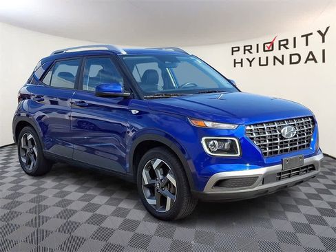 Used 2024 Hyundai Venue Limited image 3