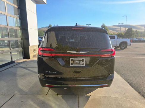 Used 2024 Chrysler Pacifica Touring-L FWD image 8