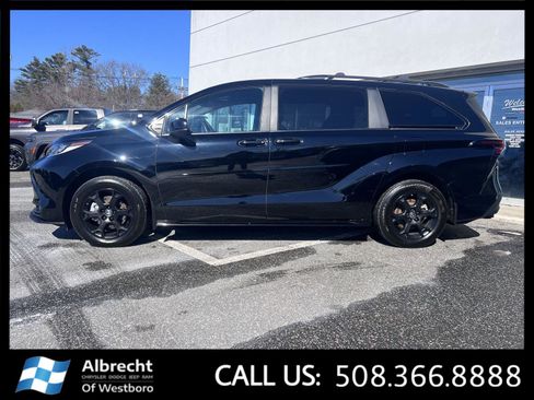 Used 2025 Toyota Sienna XLE Woodland Edition image 2