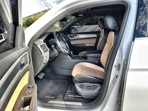 Used 2022 Volkswagen Atlas Cross Sport SEL Premium R-Line image 2