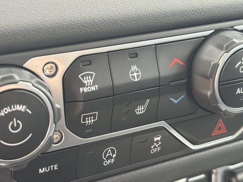 Used 2024 Jeep Gladiator Rubicon w/ Technology Group AWD/4WD image 30