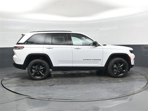 New 2025 Jeep Grand Cherokee Altitude image 2