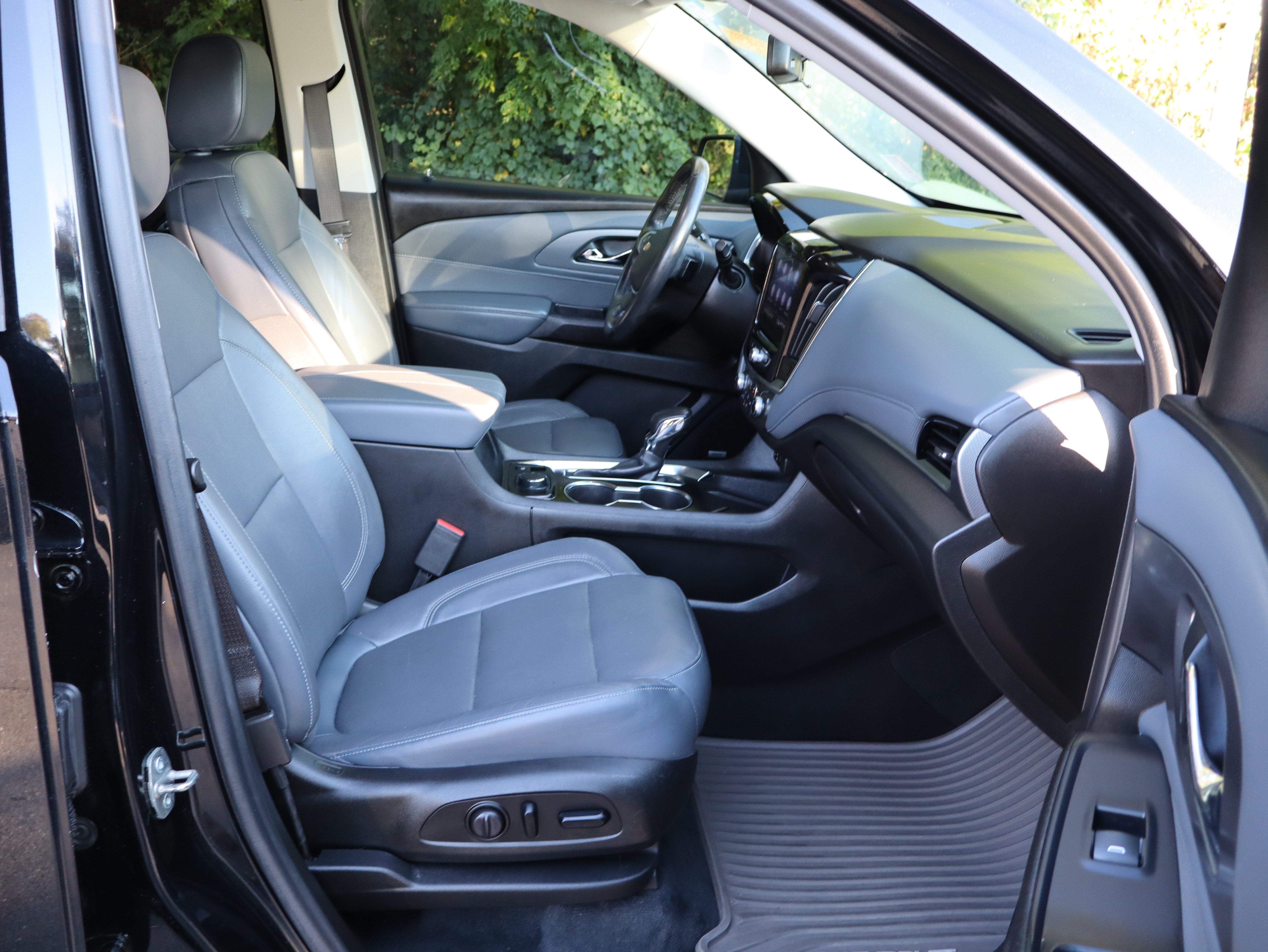 Used 2021 Chevrolet Traverse Premier FWD image 30