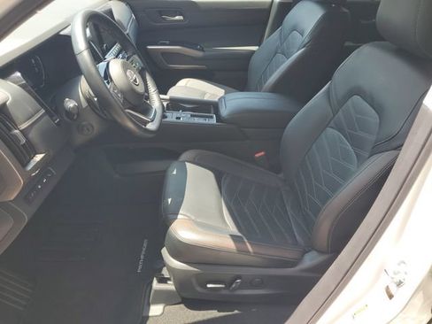 Certified 2024 Nissan Pathfinder Platinum w/ Black Appearance Package FWD image 25