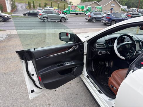 Used 2016 Maserati Ghibli RWD image 10