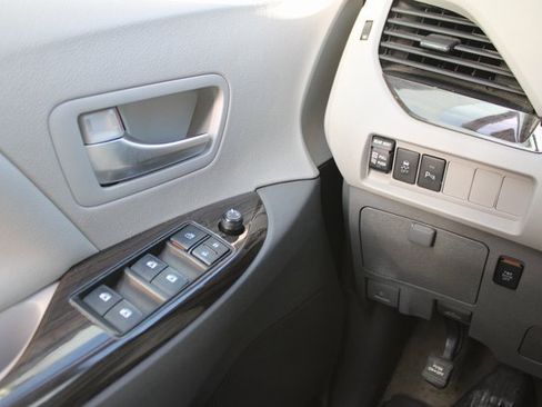 Used 2018 Toyota Sienna Limited image 27