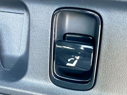 Used 2025 Mercedes-Benz GLC 350e image 13