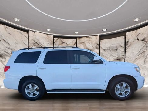 Used 2010 Toyota Sequoia SR5 RWD image 4