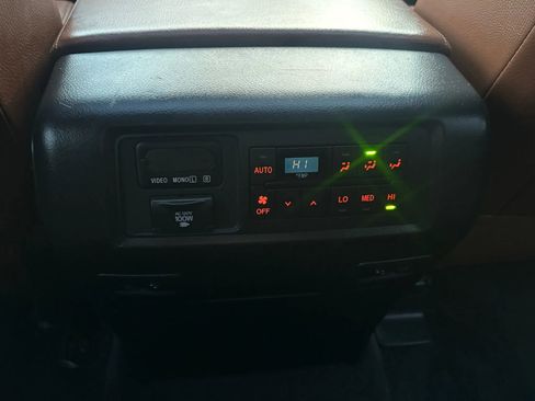 Used 2015 Toyota Sequoia Platinum image 35