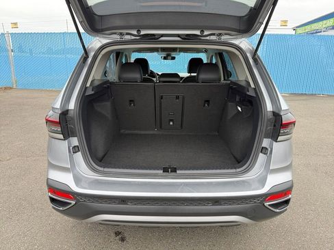 Used 2025 Volkswagen Taos SE AWD/4WD image 23