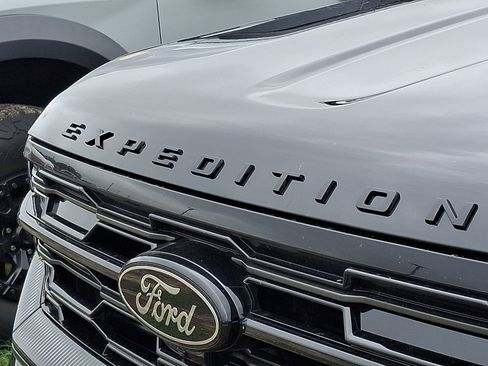 Used 2025 Ford Expedition Max Platinum w/ Stealth Appearance Package AWD/4WD image 4