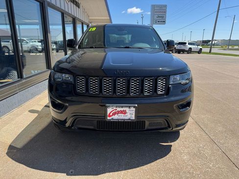 Used 2019 Jeep Grand Cherokee Altitude image 3