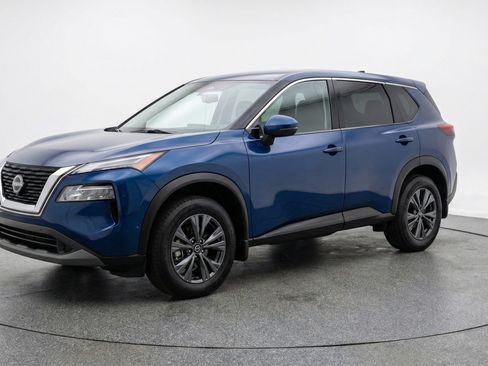 Used 2025 Nissan Rogue SV image 3
