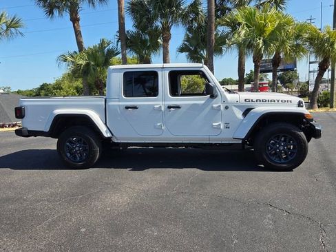 Used 2026 Jeep Gladiator Sport AWD/4WD image 9
