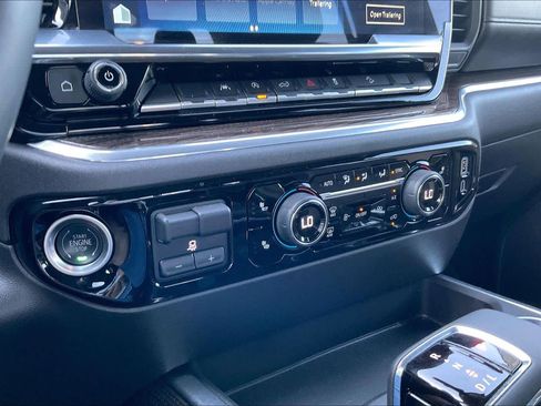 Used 2025 Chevrolet Silverado 1500 LT Trail Boss w/ Convenience Package II AWD/4WD image 34