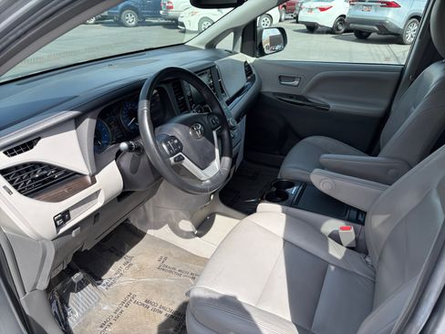 Used 2018 Toyota Sienna XLE FWD image 10