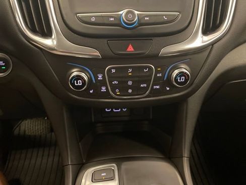 Used 2020 Chevrolet Equinox LT w/ Driver Convenience Package AWD/4WD image 12