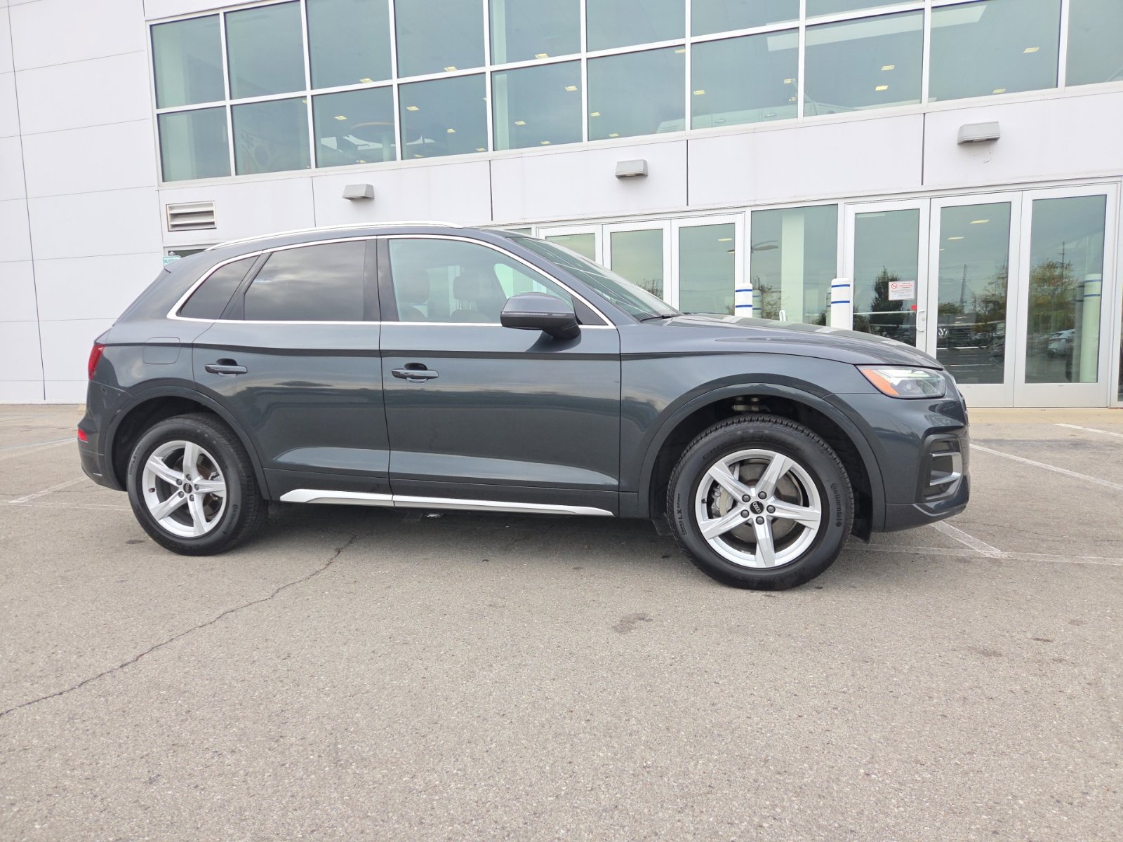 Used 2023 Audi Q5 2.0T Premium w/ Convenience Package AWD/4WD image 3