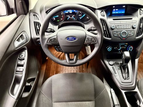 Used 2016 Ford Focus SE FWD image 2
