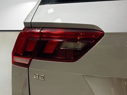 Used 2022 Volkswagen Tiguan SE R-Line image 10