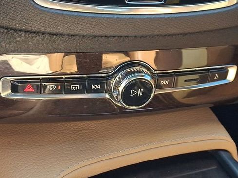 Used 2016 Volvo XC90 T6 Momentum w/ Momentum Plus Package AWD/4WD image 18