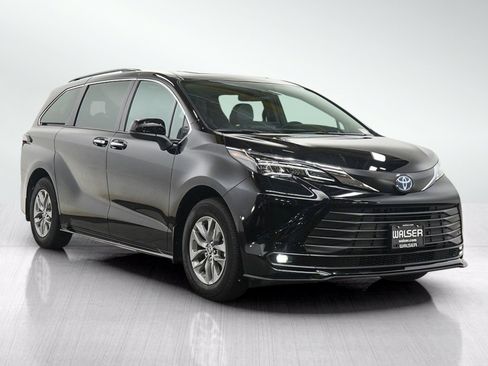 Used 2025 Toyota Sienna XLE w/ XLE Plus Package AWD/4WD image 7
