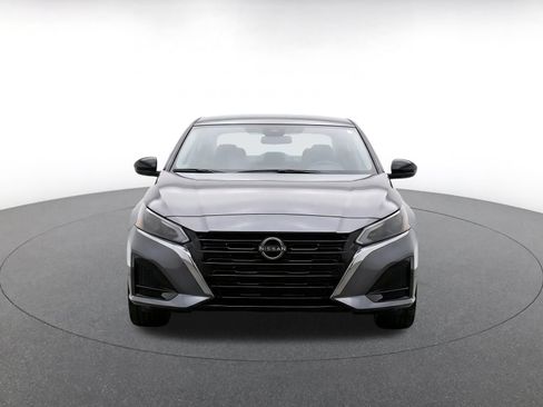 Used 2025 Nissan Altima 2.5 SV FWD image 2