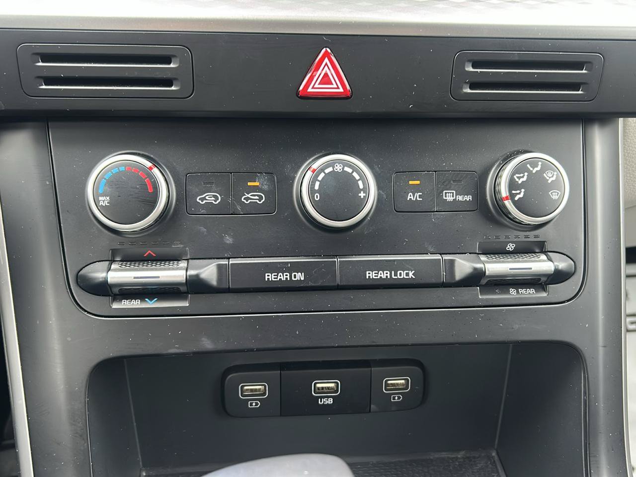 Used 2024 Kia Carnival LX FWD image 20