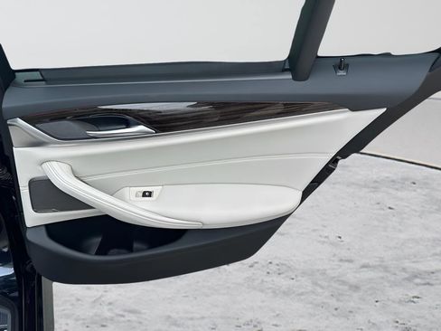 Used 2023 BMW 540i w/ Executive Package image 27