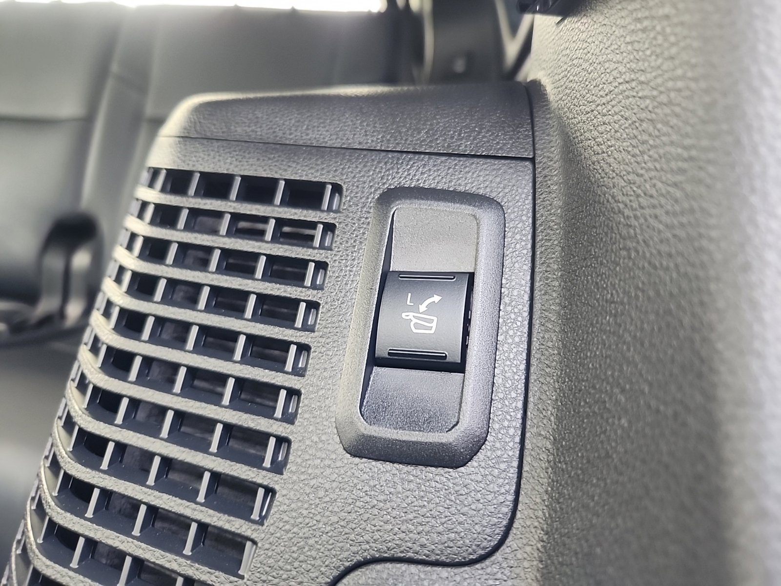 Used 2026 Toyota Sequoia Platinum AWD/4WD image 37