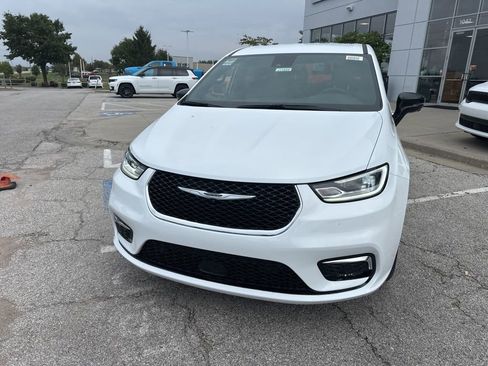 New 2026 Chrysler Pacifica Select image 11